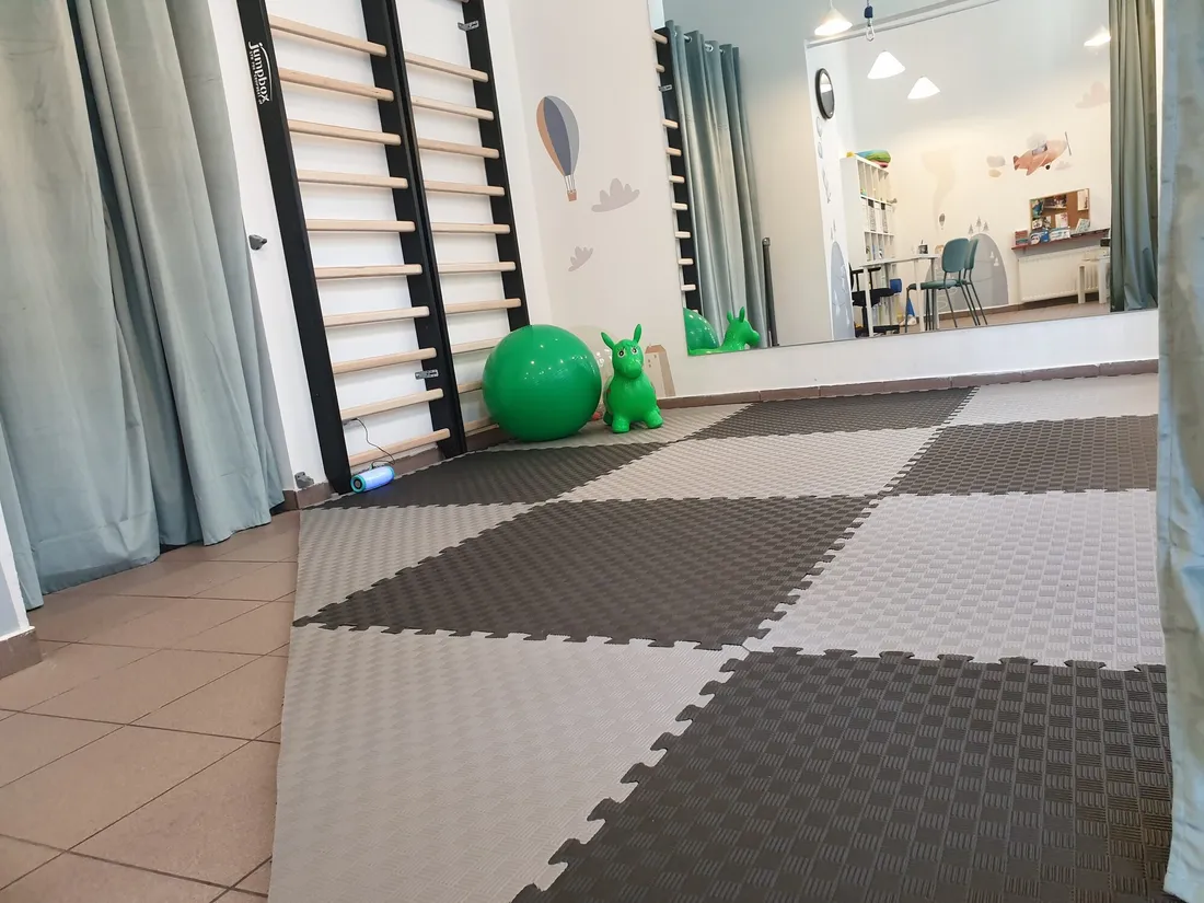 Sala terapii w gabinecie na Jeżycach: drabinki, piłka i miękka mata na podłodze